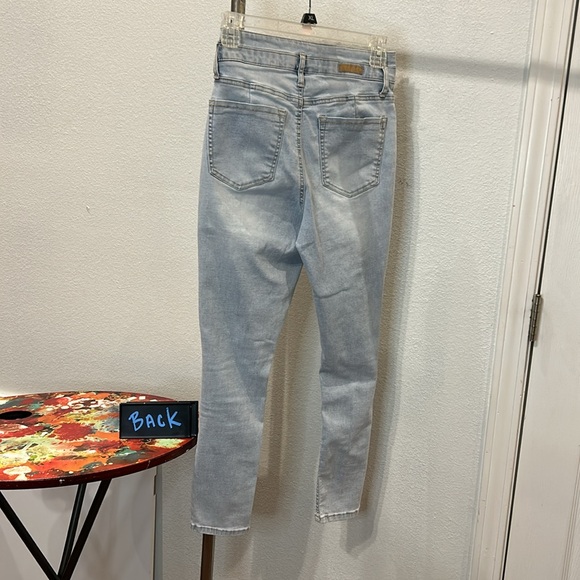 TRU CRAFT - Curvy High Rise Skinny Jeans Whitewashed, distressed w/holes - 7 - Picture 2 of 9